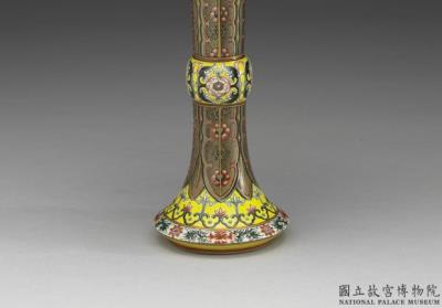 图片[3]-Gu vase with plantain leaf and Western flower on a yellow ground in yangcai painted enamels, Qianlong reign (1736-1795), Qing dynasty-China Archive